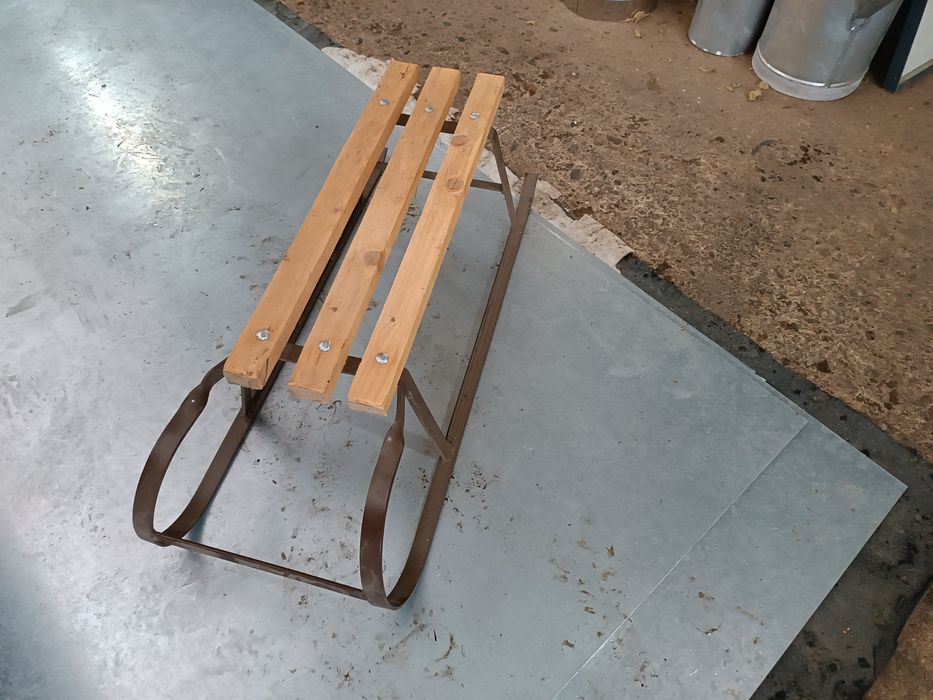 Vând sanie metalică cu șezut de lemn