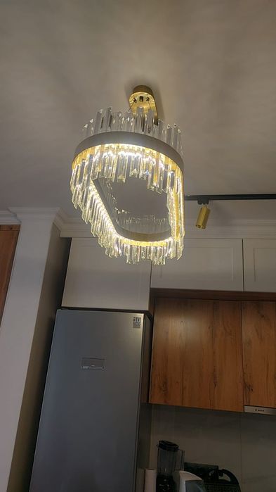 Продам новую люстру