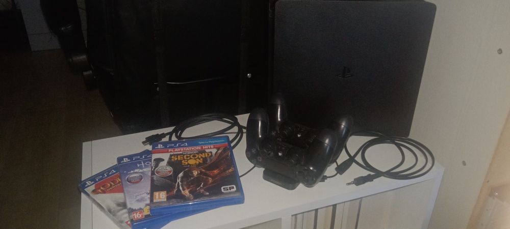 Playstation 4 slim