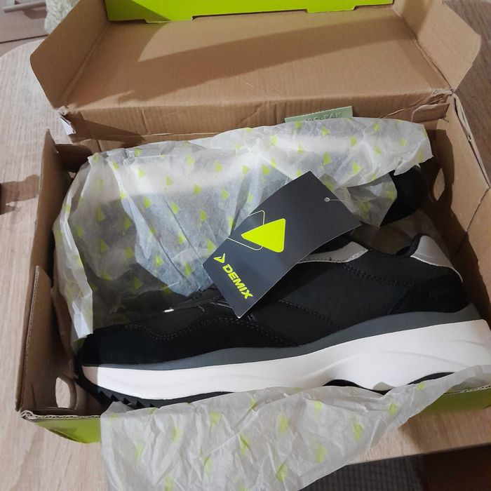 Продам новые Кроссовки Demix