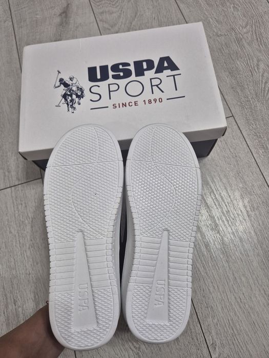 Vând pantofi sport unisex