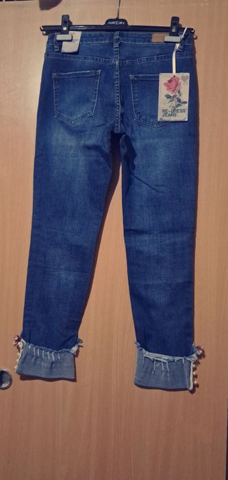Blugi cu perle în partea de jos.