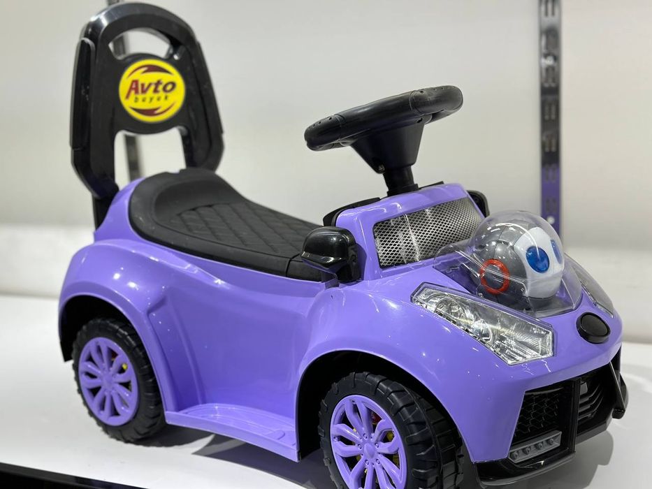 Детская машинка с родительской ручкой.