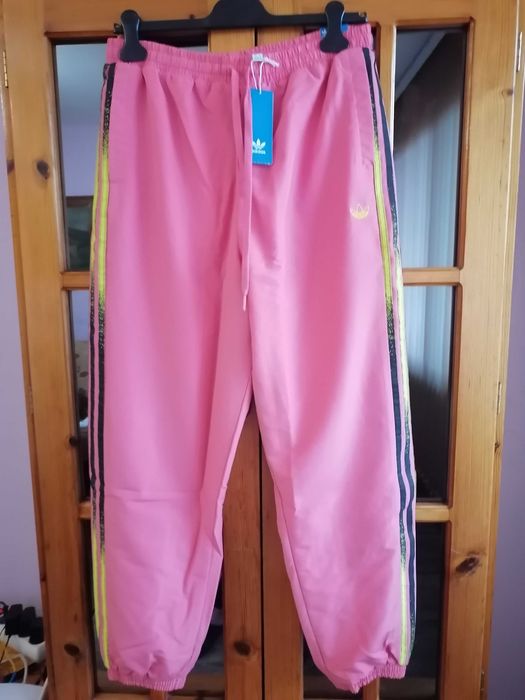 Долнище оригинално ново на Adidas