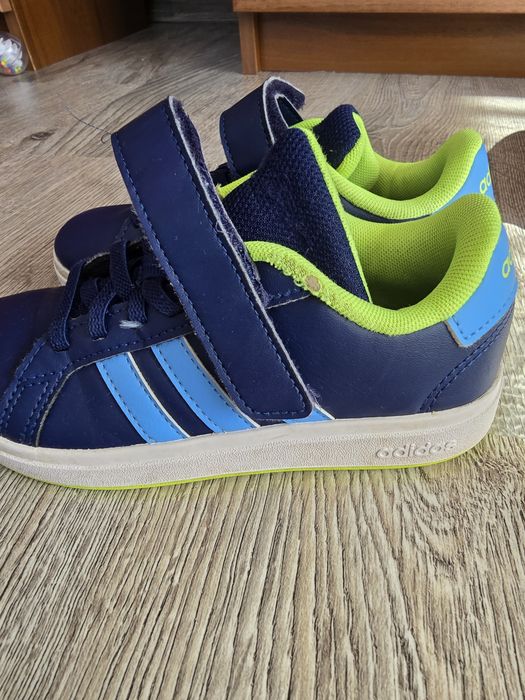 Детски спортни обувки adidas Grand Court 2.0 в тъмносиньо с ярко зелени детайли и велкро закопчаване