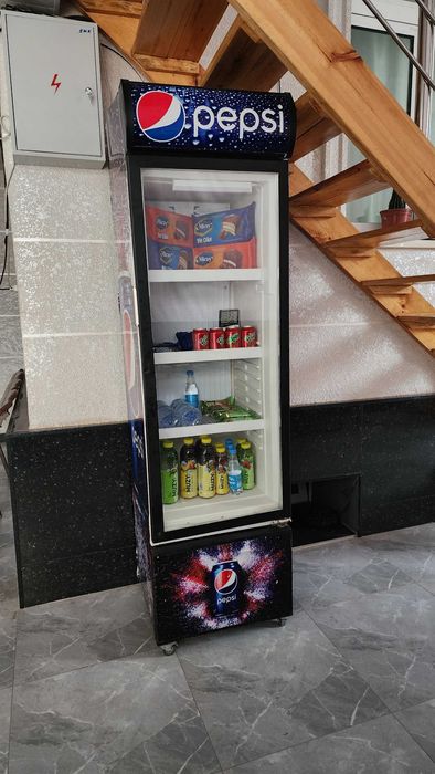 Продам витринный холодильник