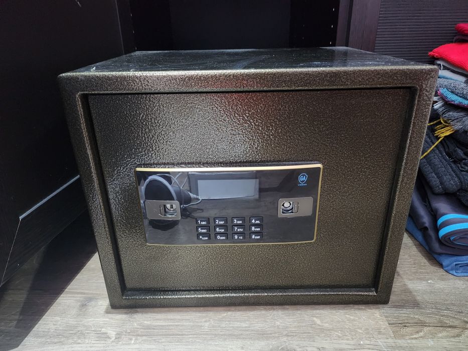 Сейф с ключами как новый