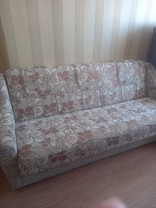 Продается диван с креслами.