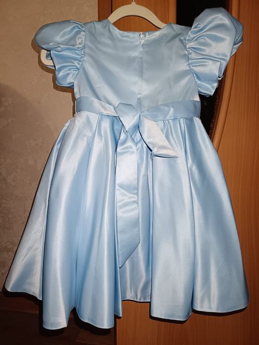 Продам новое праздничное платье на девочку 4-5лет