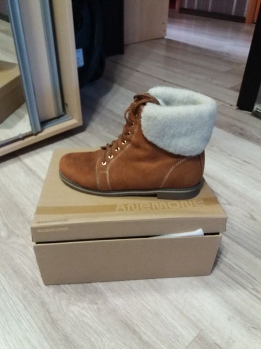 Продам ботинки женские