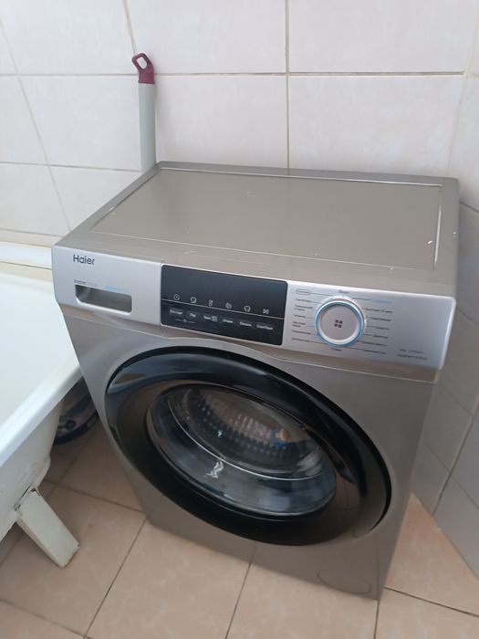 Стиральная машина и холодильник.