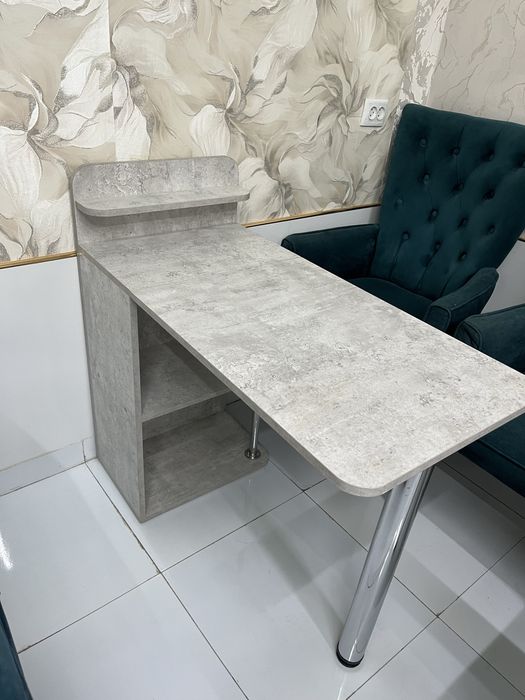 офисный стол или маникюр стол