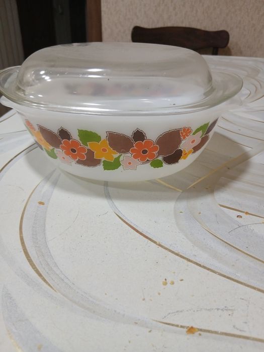 Продам тарелку с крышкой