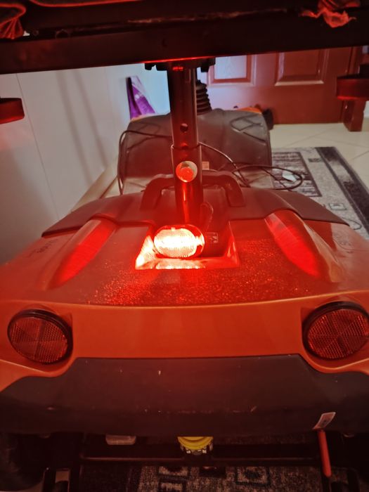 Vând scuter cu patru roți pentru dizabilități. Prețul 1300 RON.