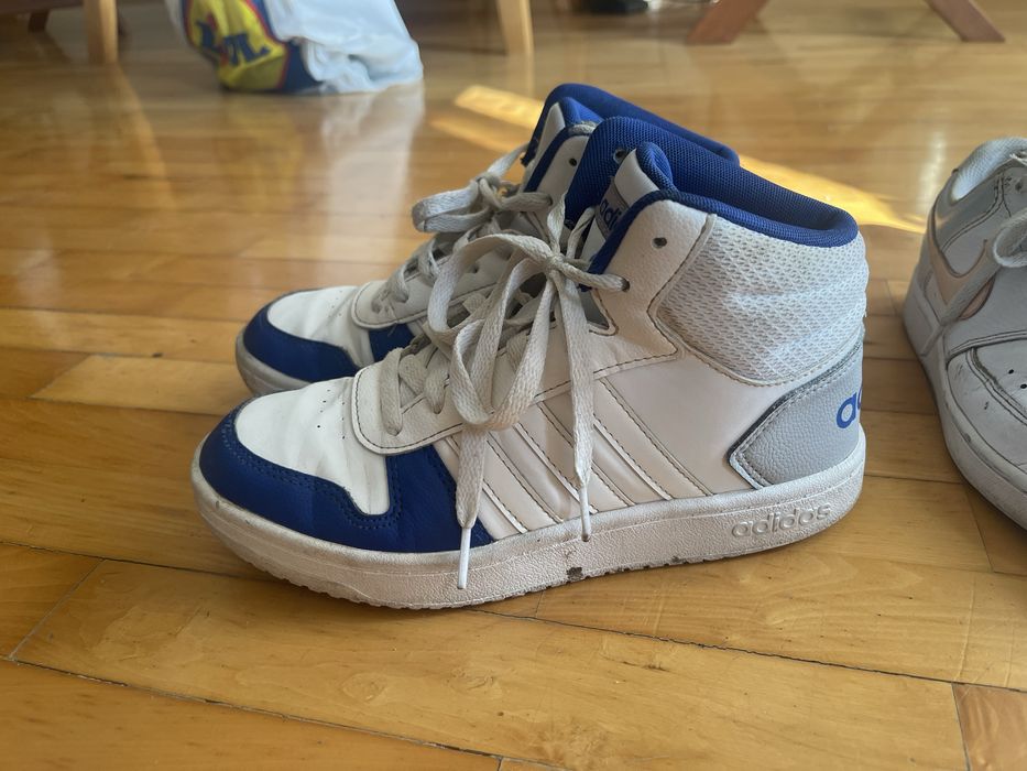 Обувки Adidas и Nike