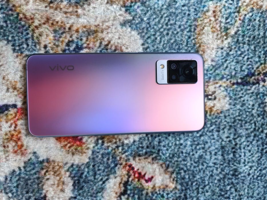 Продам телефон Vivo V21