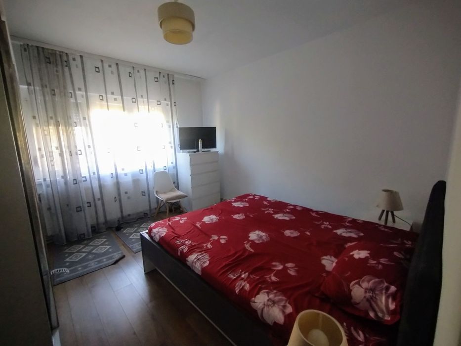 Inchiriez apartament 2 camere Hotel Rusca in spate