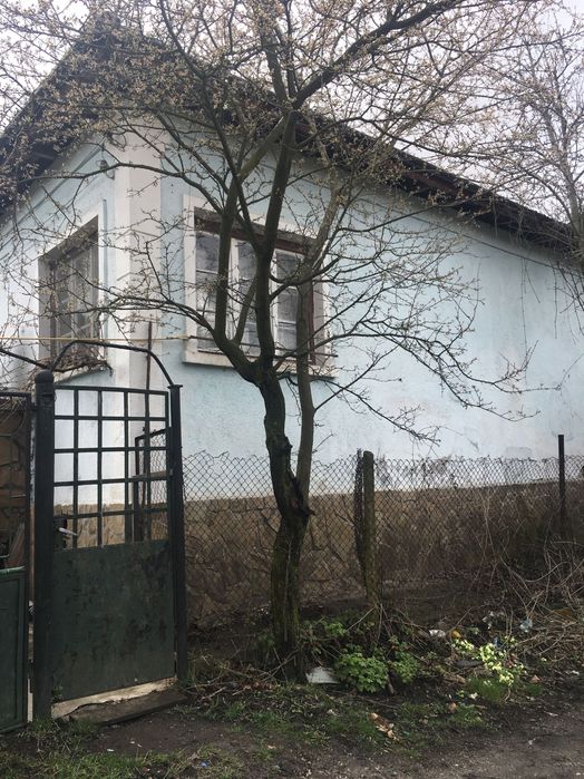 Къща с двор и промишлена  сграда