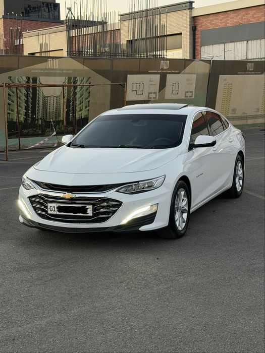 Malibu 2.4 sotiladi Rangi oq