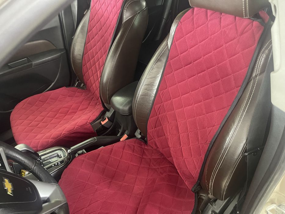 Продам 2 передних чихла уриверсальные