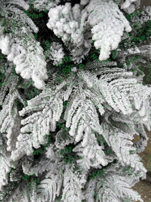 Коледна елха Бор, заснежена, с декорация, с шишарки