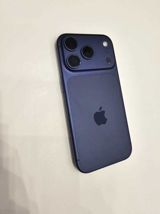 iPhone 17 Pro 256GB – Син – Отлично състояние – Пълен комплект