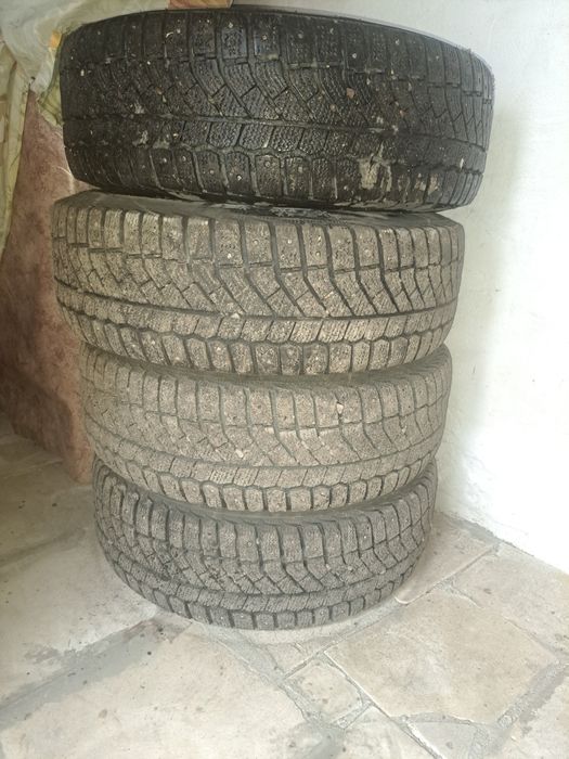 Продам шиповынный шины в комплект