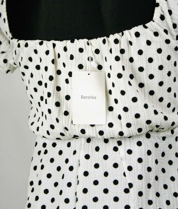 Salopetă scurtă Bershka albă cu buline – mărimea S, nouă cu etichetă