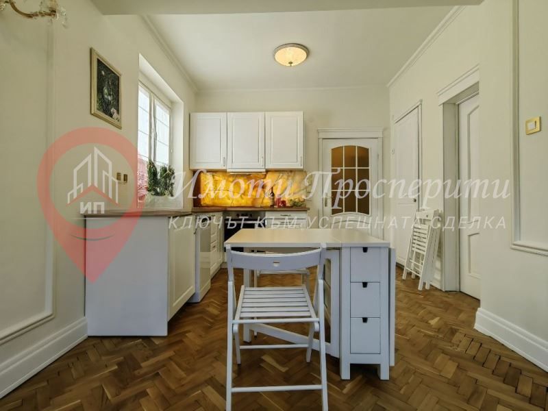 Дава се под наем Тристаен апартамент в София, Център - 75 кв.м за 1050 € - Снимка #1