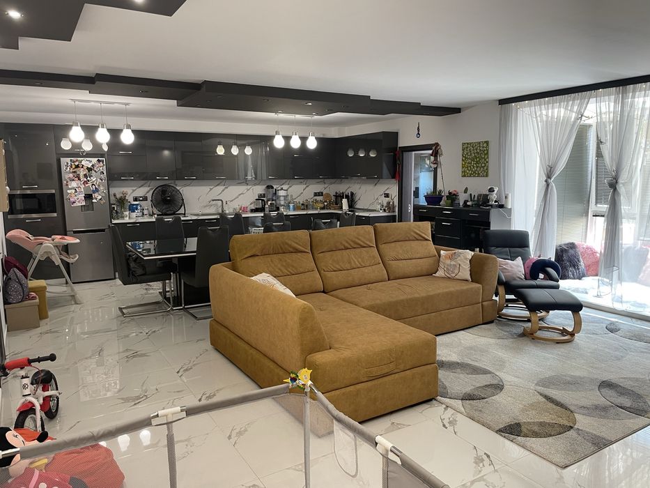 Продава се Четиристаен апартамент в Казанлък - 150 кв.м за 1334 €/кв.м - Снимка #1