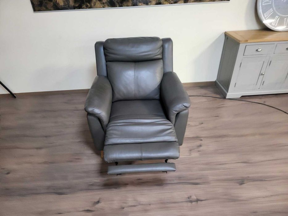 Тъмно сив кожен фотьойл La-z-boy с електрически релаксиращ механизъм
