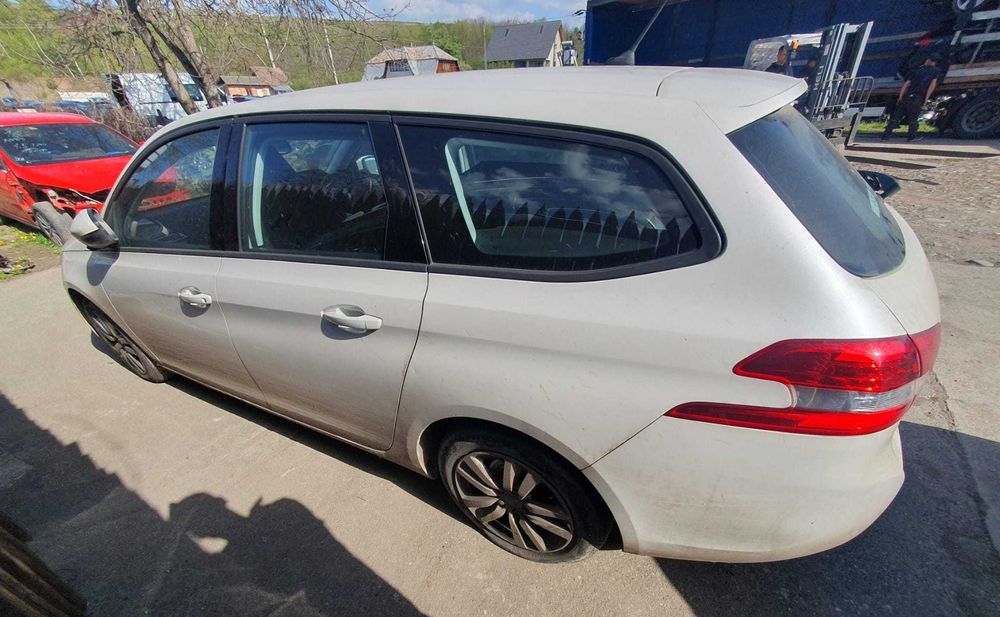 Dezmembrez Peugeot 308 1.6 hdi 2015