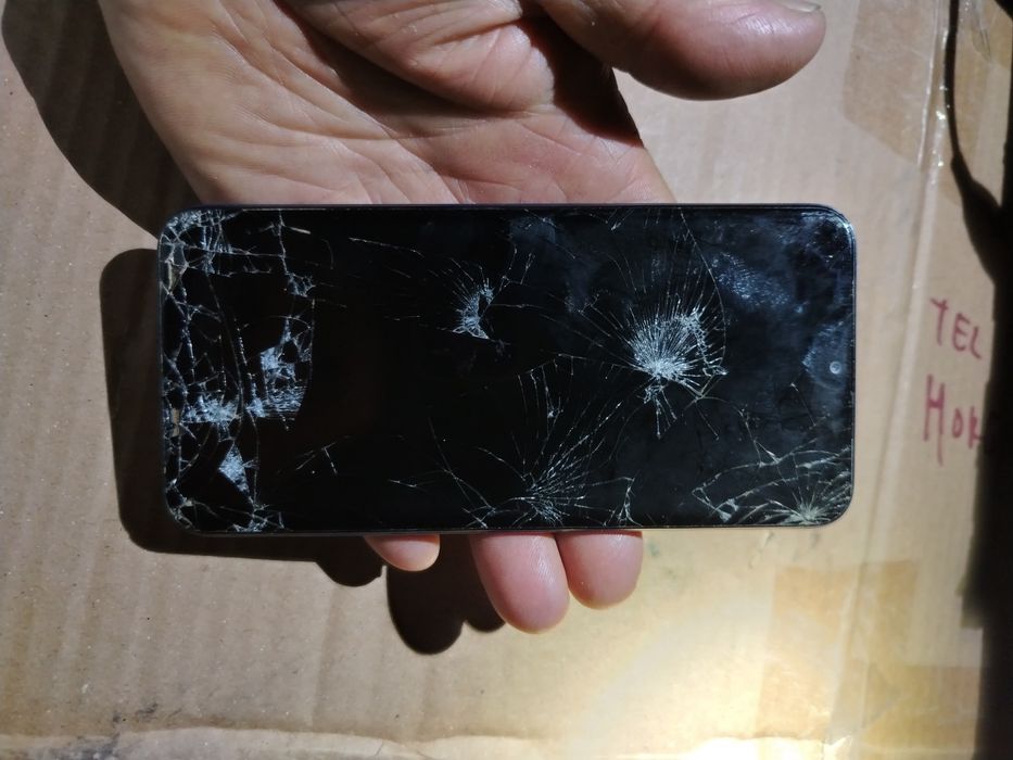 Samsung Galaxy A20e cu displayul spart. Placa este buna. Pentru piese