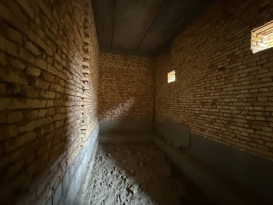 Tayyor 2 qavatli 3 sotiqli hovli sotiladi