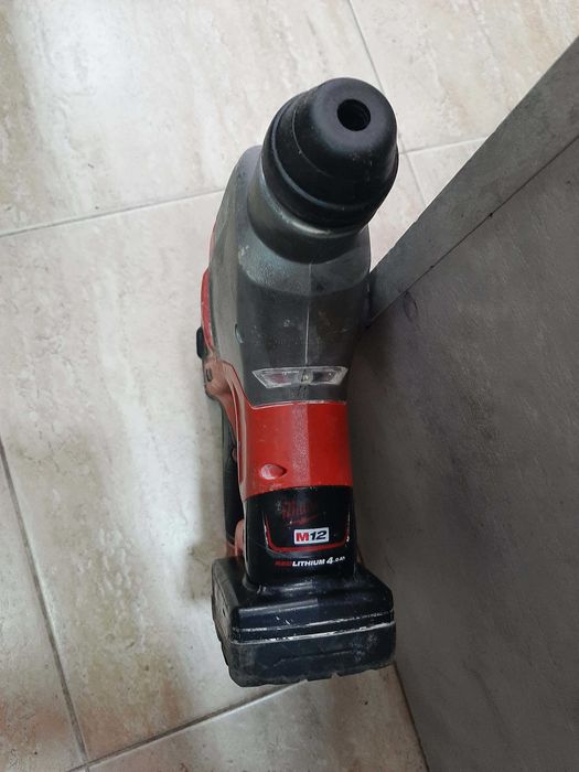 Акумулаторен перфоратор Milwaukee M12 CH ,  безчетков с батерия