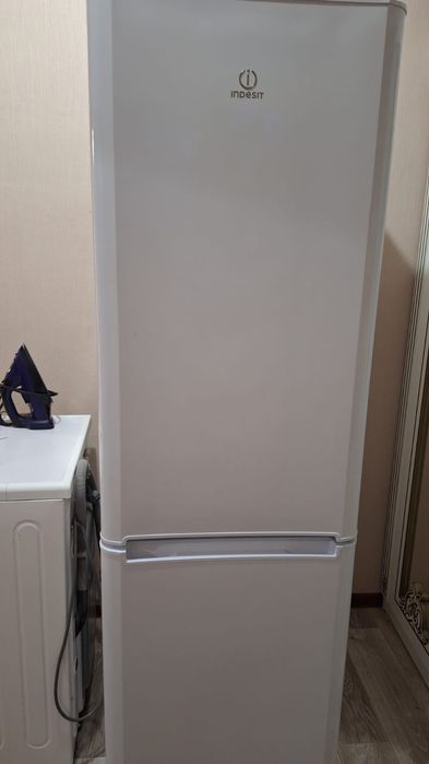 Холодильник INDESIT,состояние бу