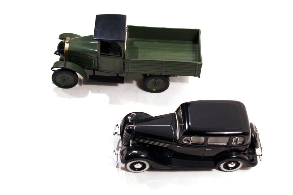 2 игрушечные машины: Первые машини вып-шиеся в СССР. Масштаб 1:43.