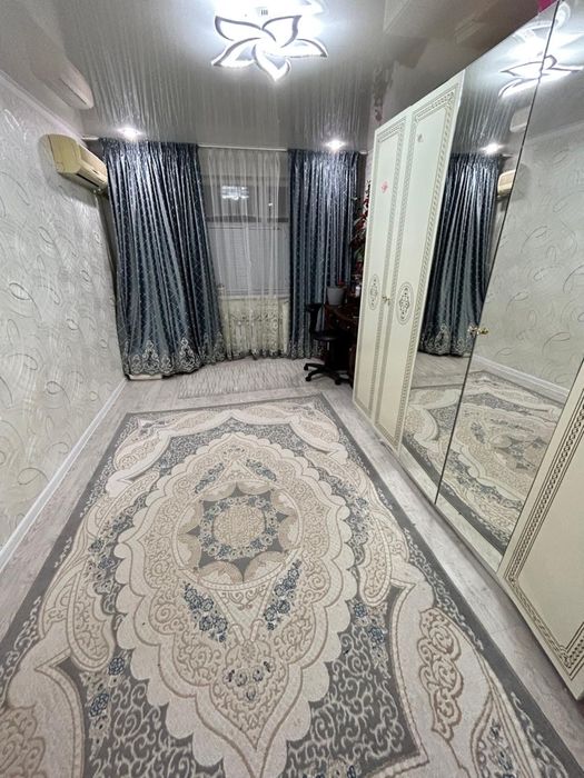 Большой шкаф с зеркалом