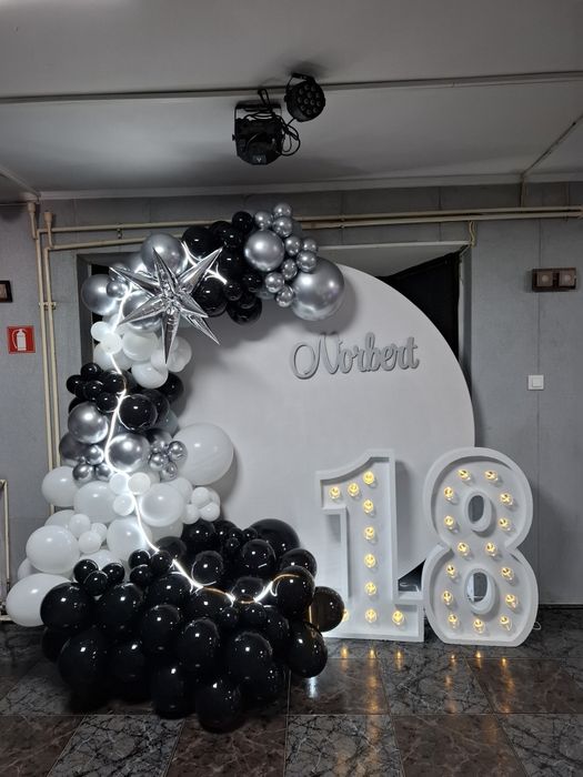 Aranjamente de masa accesorizate cu baloane
