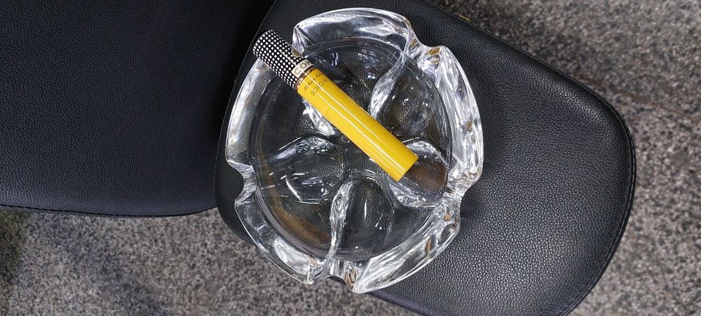 Продавам масивен пепелник за пури от Швейцария