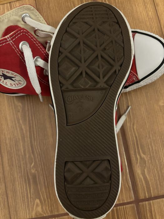 Tenesi Converse rosii