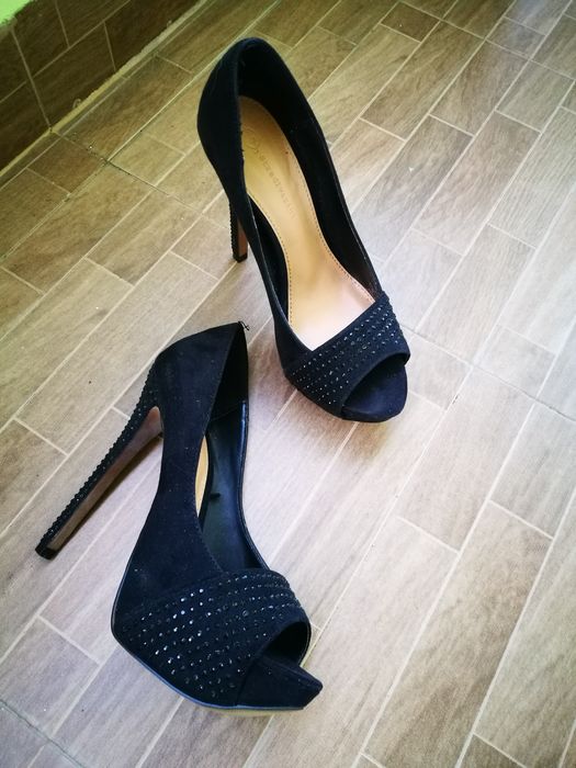 Обувки с черни камъни на ток Stradivarius