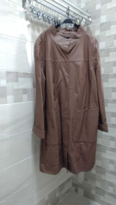 Дамско елегантно 3/4 манто от висококачествена лицева кожа с подплата.