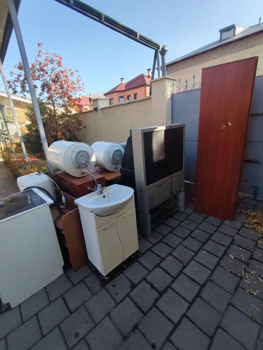 Бесплатно срочно три титана 2 рабочих, телевизор рабочий две обувницы