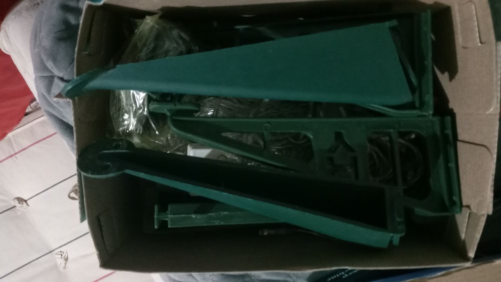 Продам искусственную ёлку. Имеется дефект