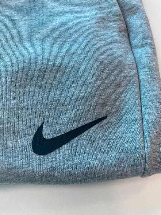 Nike  Tapered Leg Спортен панталон в Светлосиво