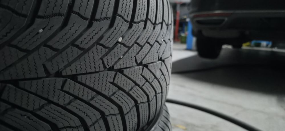 Anvelope iarna 235 45 R18