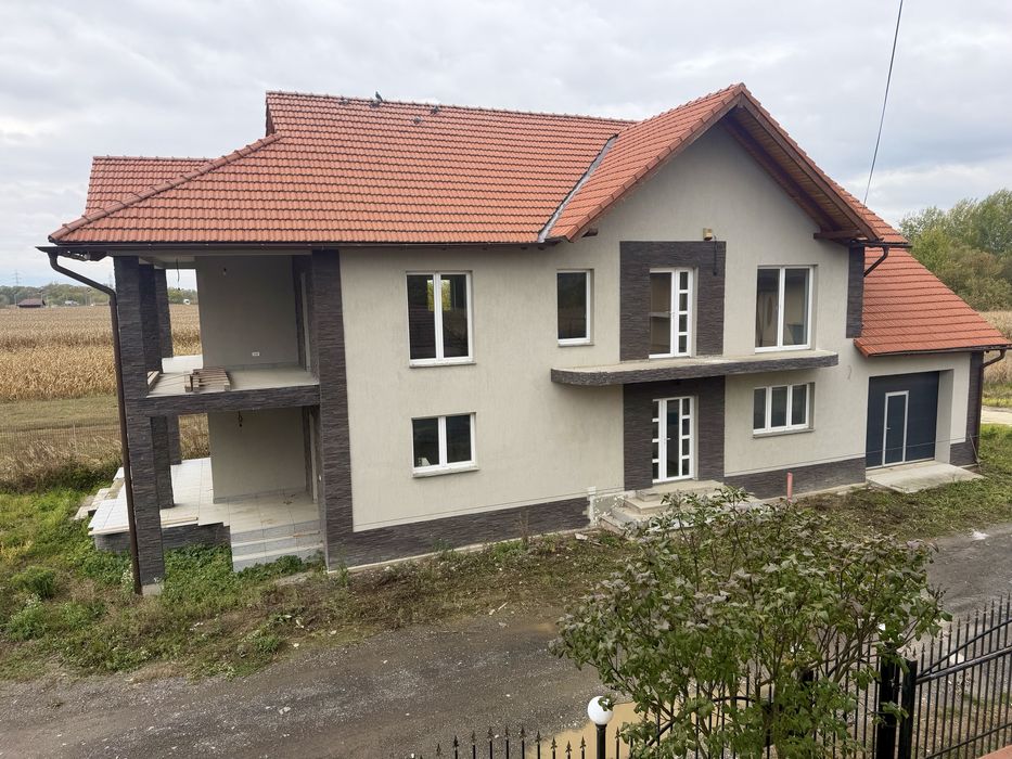 Imobil pentru locuit sau afacere!Contact pe Whatsapp 0779376982