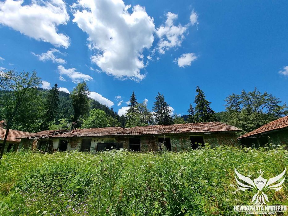 Продавам 3 сгради с парцел 1100кв. с.Здравец общ.Лъки