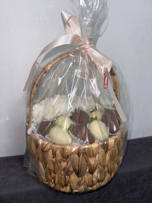 цветы с клубникой продется